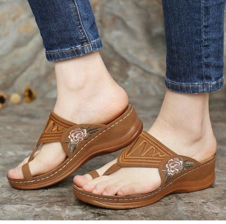 Sandales orthopédiques compensées brodées de fleurs - Image 3